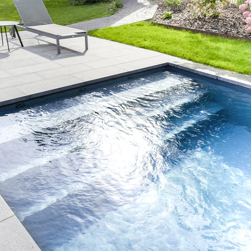 Piscine Pool Deluxe vue depuis la terrasse