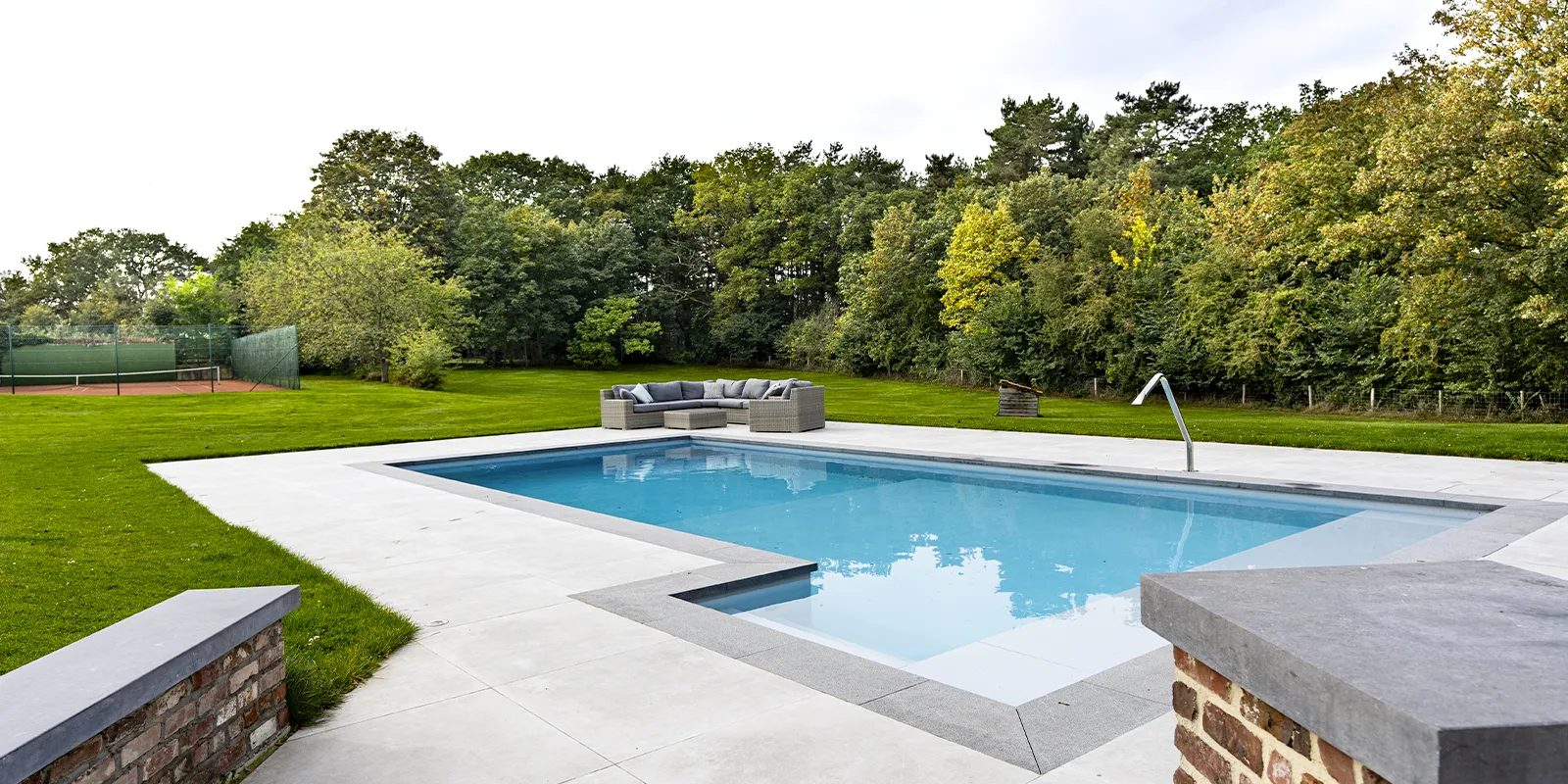 Piscine de Chaumont-Gistoux, margelles